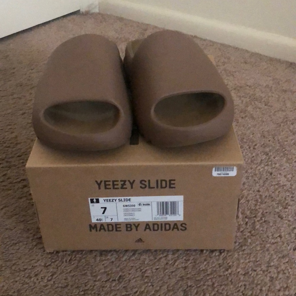 Yeezy slide size 7 in the color core.